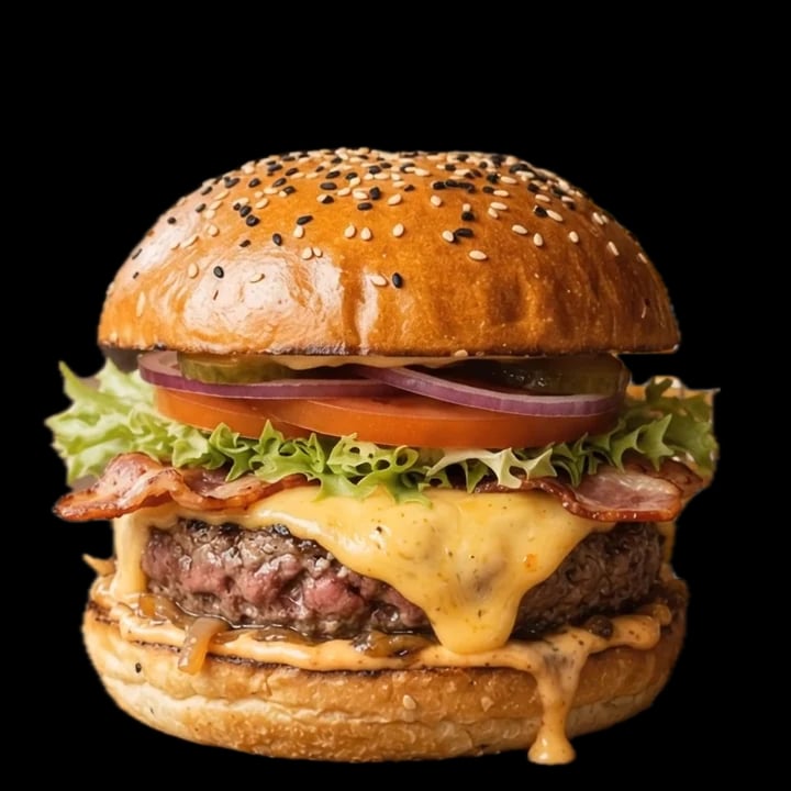 Le KTF Signature détouré : pain au sésame, oignons rouges, cornichons, tomate, frisée, bacon, cheddar fondu, steak épais.